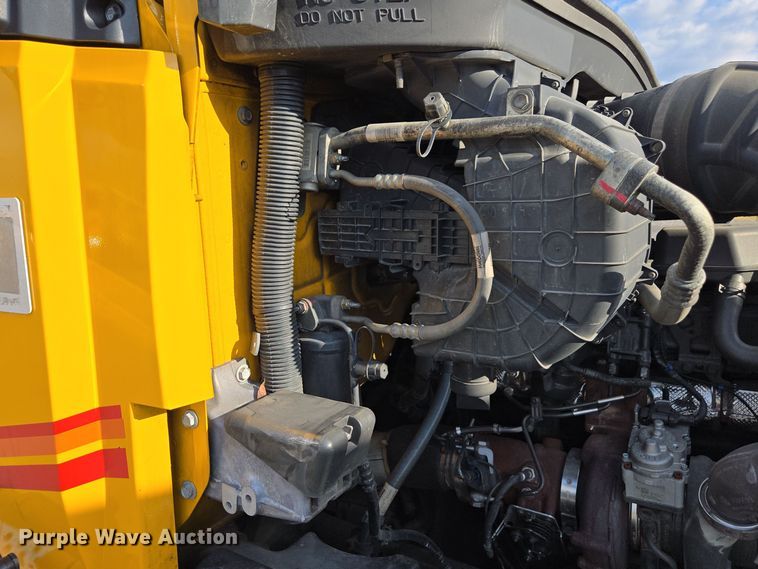 image for item EI4127 2021 Kenworth T680 semi truck