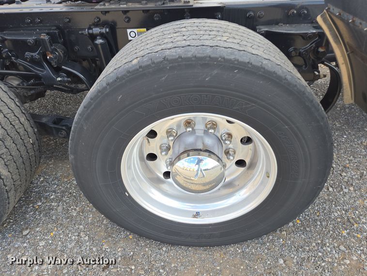 image for item EI4127 2021 Kenworth T680 semi truck