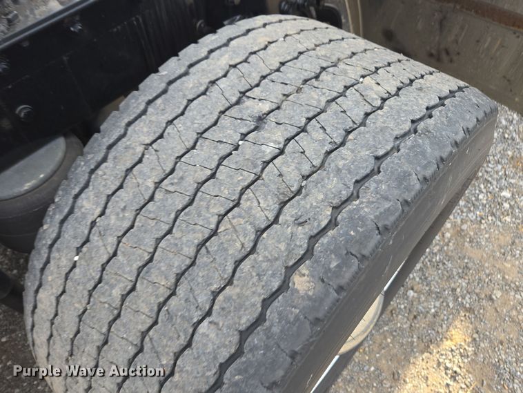 image for item EI4127 2021 Kenworth T680 semi truck