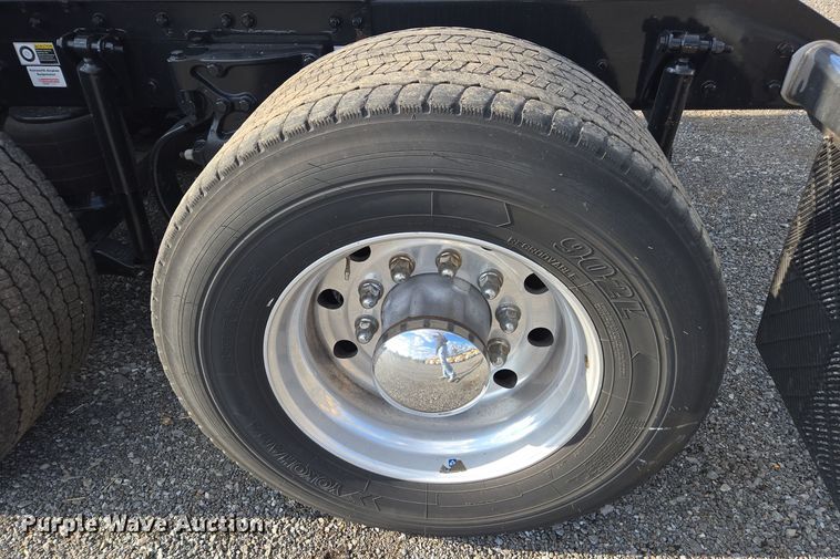 image for item EI4127 2021 Kenworth T680 semi truck