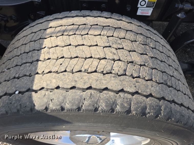 image for item EI4127 2021 Kenworth T680 semi truck