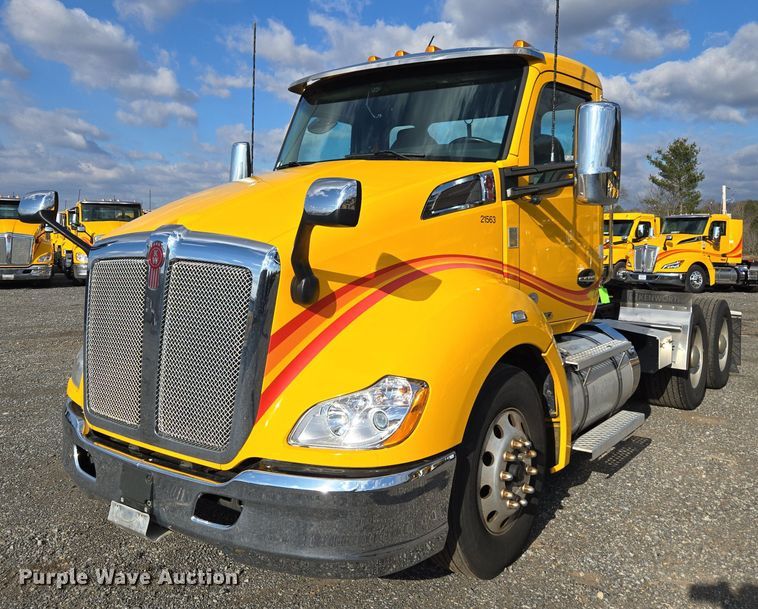 image for item EI4128 2021 Kenworth T680 semi truck
