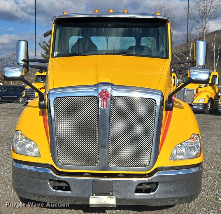 image for item EI4128 2021 Kenworth T680 semi truck