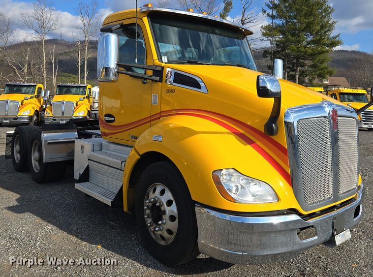 image for item EI4128 2021 Kenworth T680 semi truck