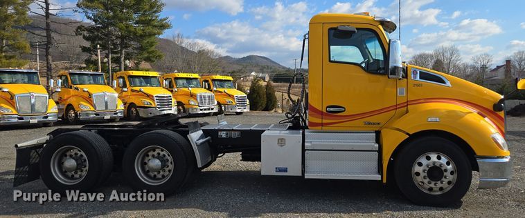 image for item EI4128 2021 Kenworth T680 semi truck