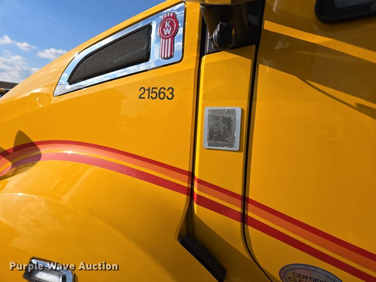 image for item EI4128 2021 Kenworth T680 semi truck
