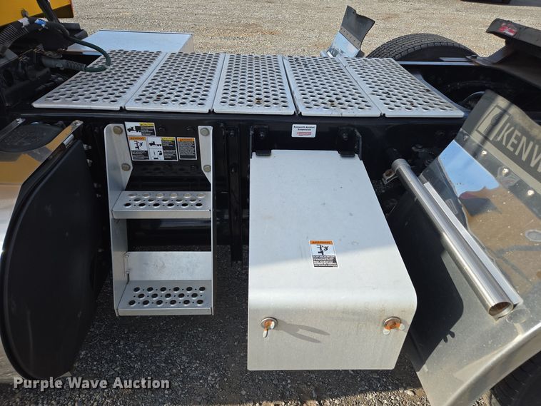 image for item EI4128 2021 Kenworth T680 semi truck