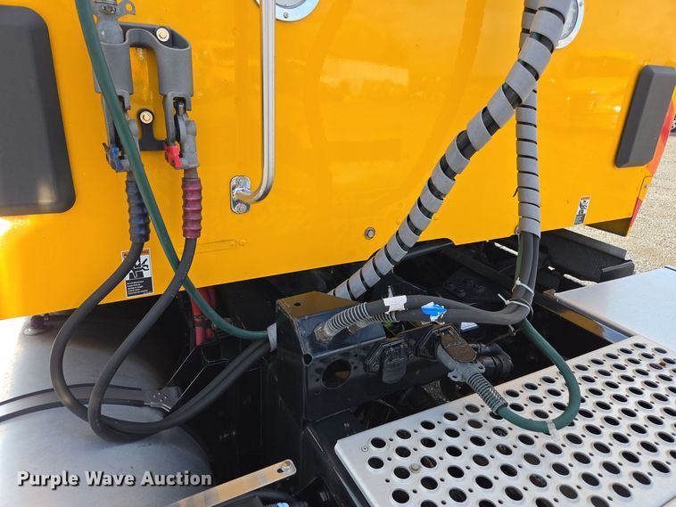 image for item EI4128 2021 Kenworth T680 semi truck