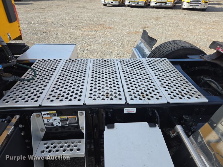 image for item EI4128 2021 Kenworth T680 semi truck