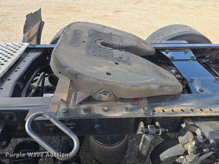 image for item EI4128 2021 Kenworth T680 semi truck