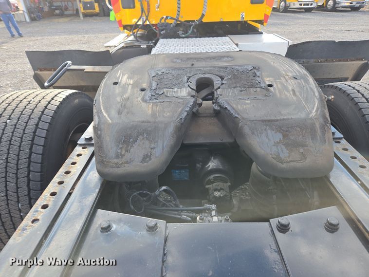 image for item EI4128 2021 Kenworth T680 semi truck