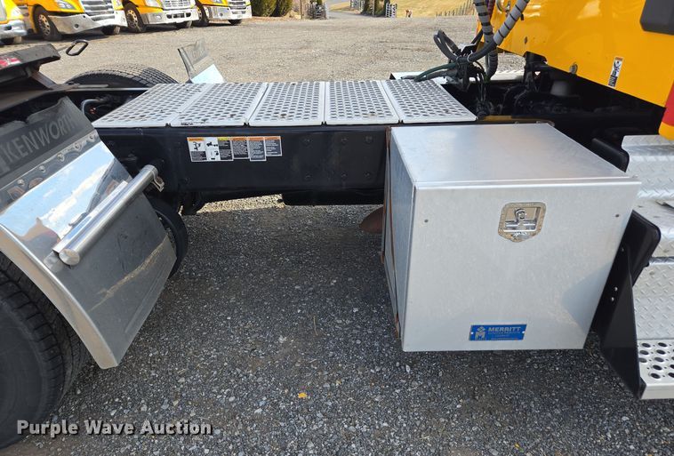 image for item EI4128 2021 Kenworth T680 semi truck