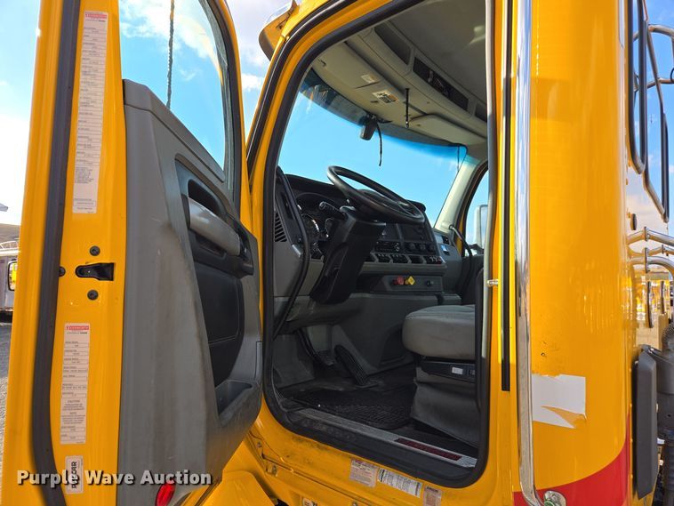 image for item EI4128 2021 Kenworth T680 semi truck