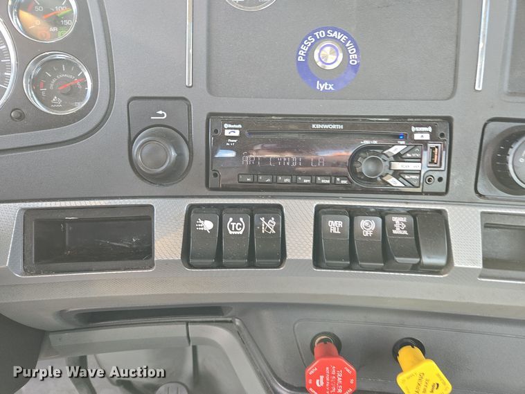 image for item EI4128 2021 Kenworth T680 semi truck