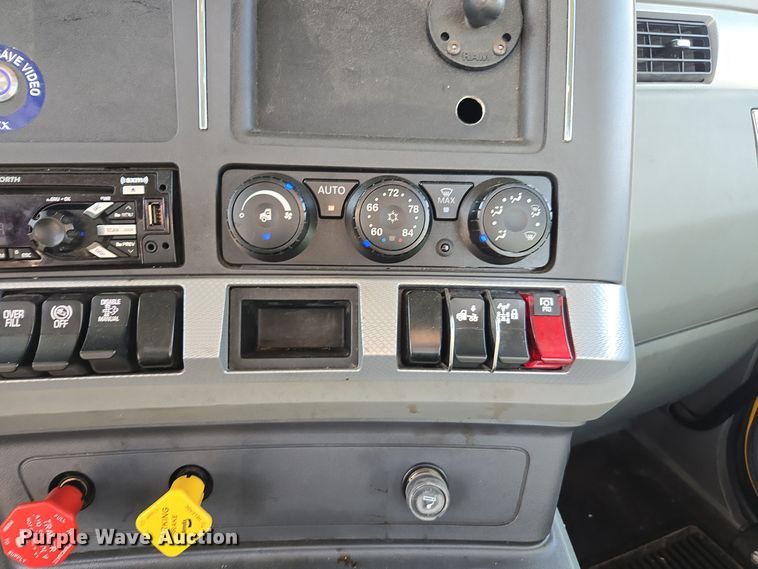 image for item EI4128 2021 Kenworth T680 semi truck