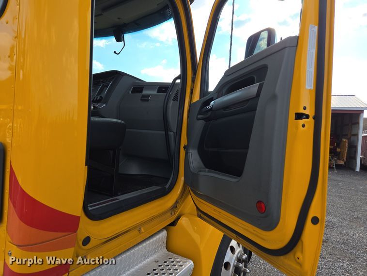 image for item EI4128 2021 Kenworth T680 semi truck