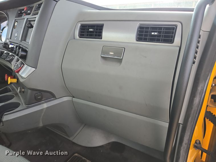 image for item EI4128 2021 Kenworth T680 semi truck