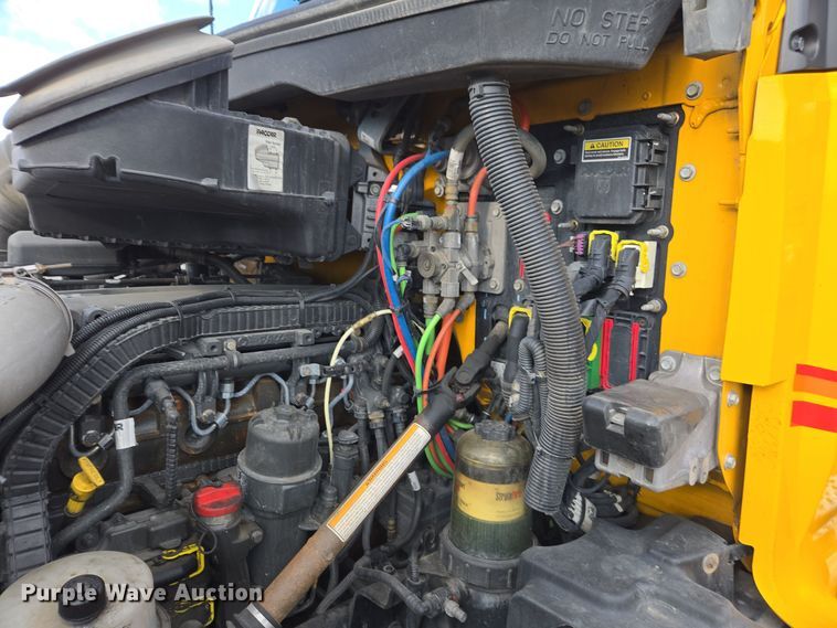 image for item EI4128 2021 Kenworth T680 semi truck