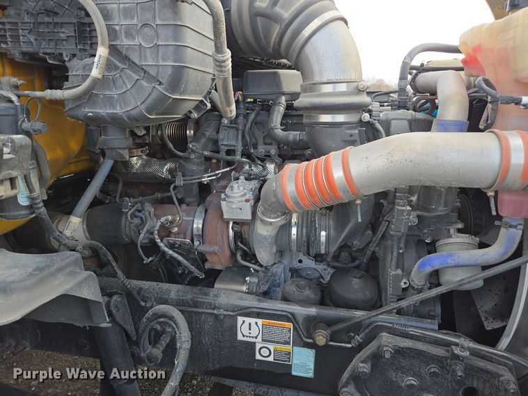 image for item EI4128 2021 Kenworth T680 semi truck