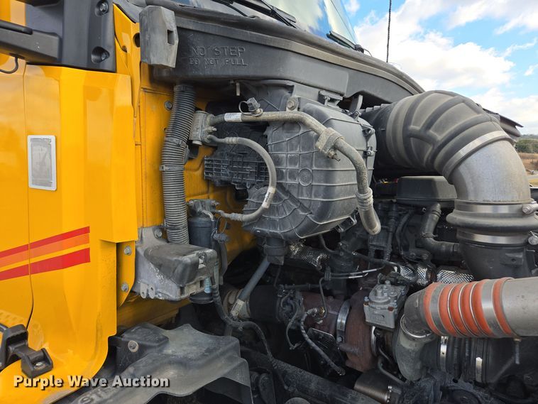 image for item EI4128 2021 Kenworth T680 semi truck