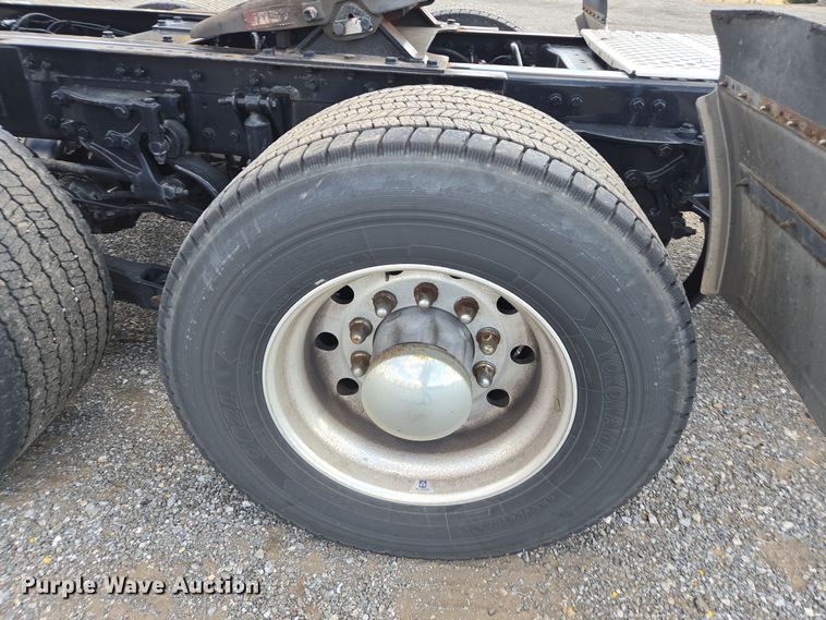 image for item EI4128 2021 Kenworth T680 semi truck