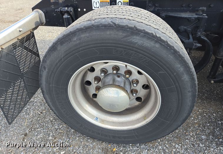 image for item EI4128 2021 Kenworth T680 semi truck