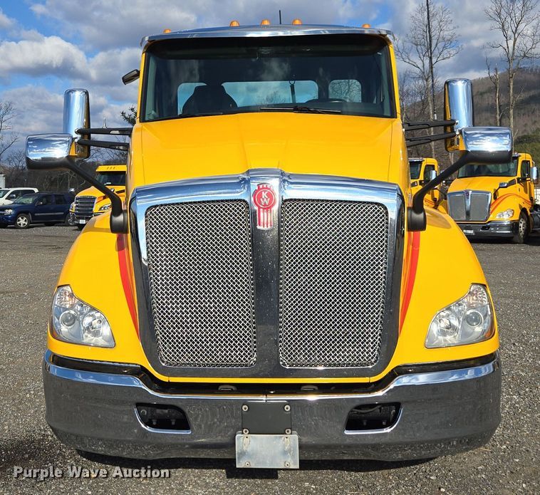 image for item EI4129 2020 Kenworth T680 semi truck