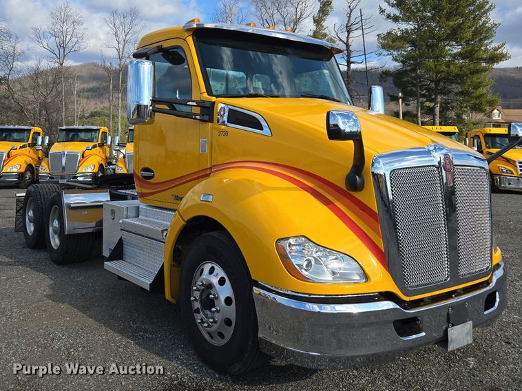 image for item EI4129 2020 Kenworth T680 semi truck