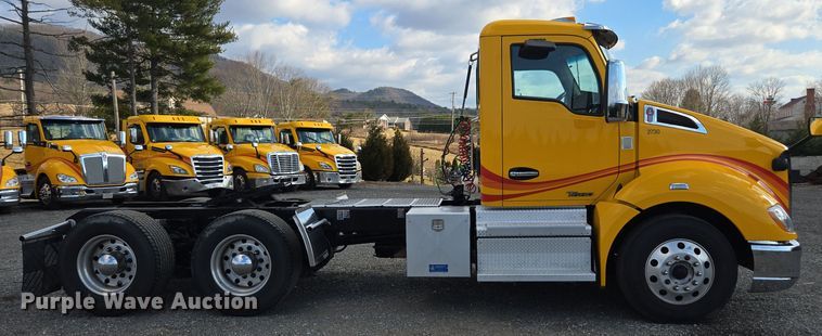 image for item EI4129 2020 Kenworth T680 semi truck
