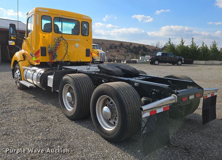 image for item EI4129 2020 Kenworth T680 semi truck