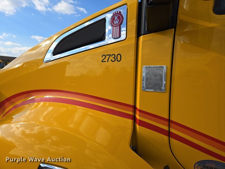 image for item EI4129 2020 Kenworth T680 semi truck