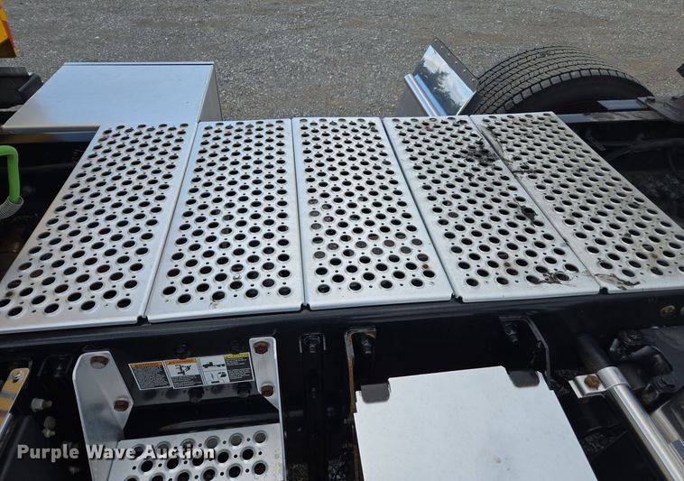 image for item EI4129 2020 Kenworth T680 semi truck