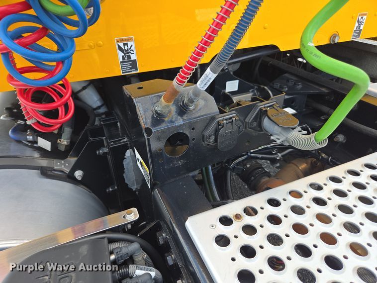 image for item EI4129 2020 Kenworth T680 semi truck