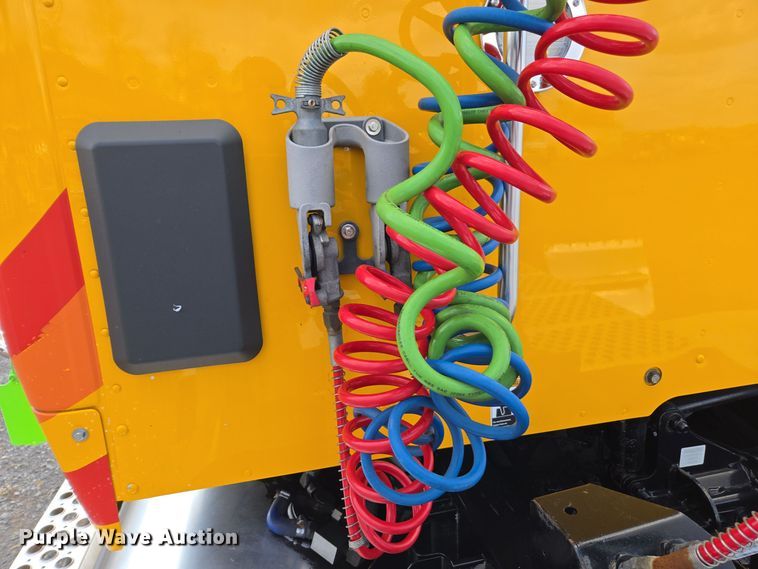 image for item EI4129 2020 Kenworth T680 semi truck