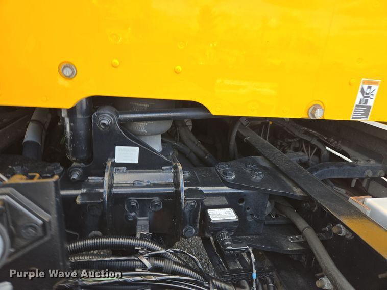 image for item EI4129 2020 Kenworth T680 semi truck