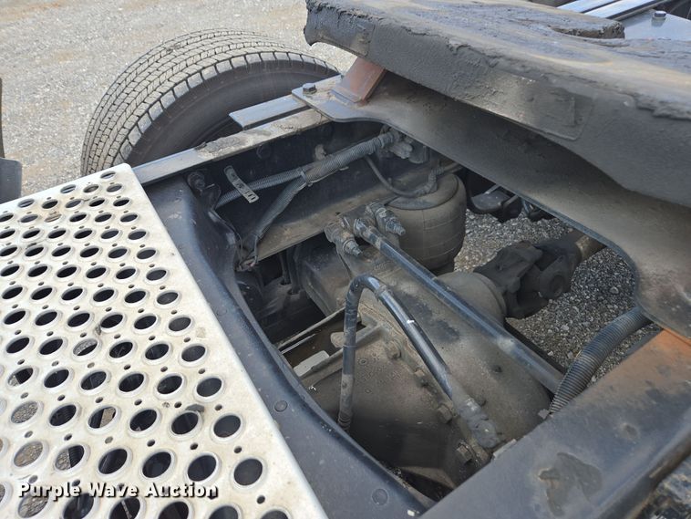 image for item EI4129 2020 Kenworth T680 semi truck