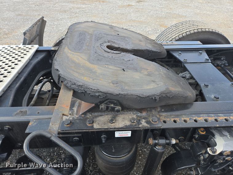 image for item EI4129 2020 Kenworth T680 semi truck