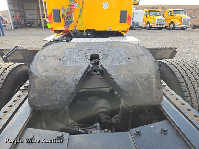 image for item EI4129 2020 Kenworth T680 semi truck