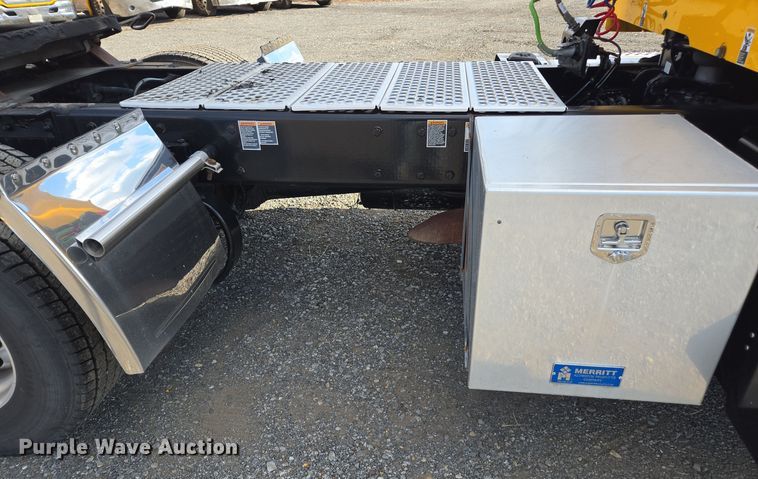 image for item EI4129 2020 Kenworth T680 semi truck