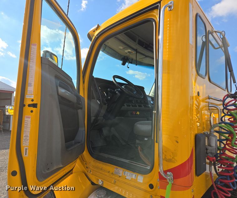 image for item EI4129 2020 Kenworth T680 semi truck