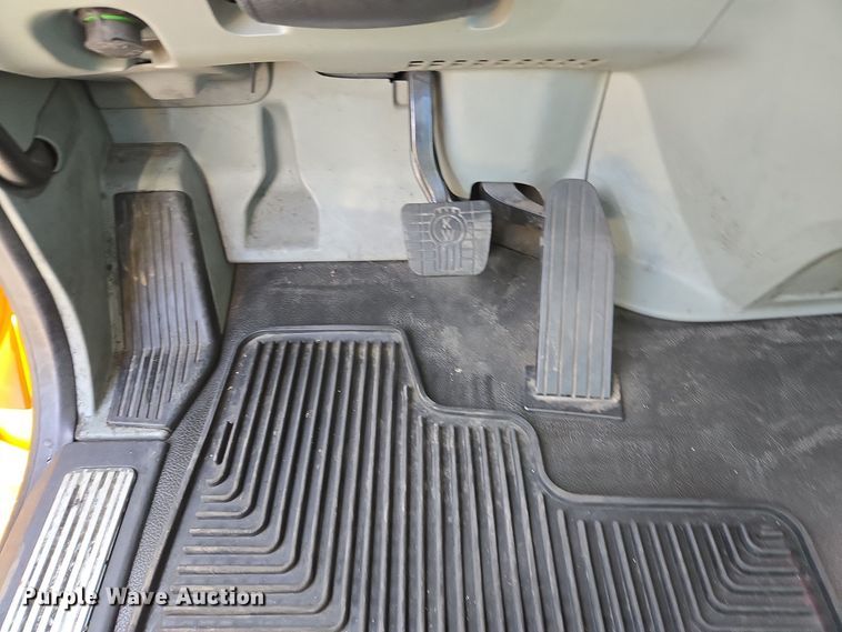 image for item EI4129 2020 Kenworth T680 semi truck