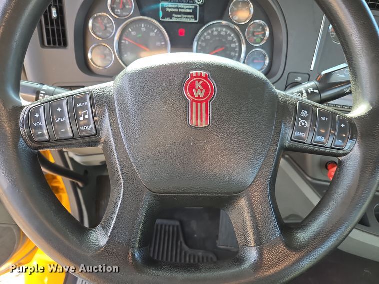 image for item EI4129 2020 Kenworth T680 semi truck