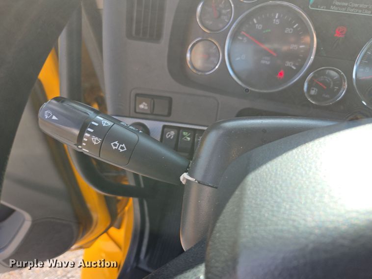 image for item EI4129 2020 Kenworth T680 semi truck