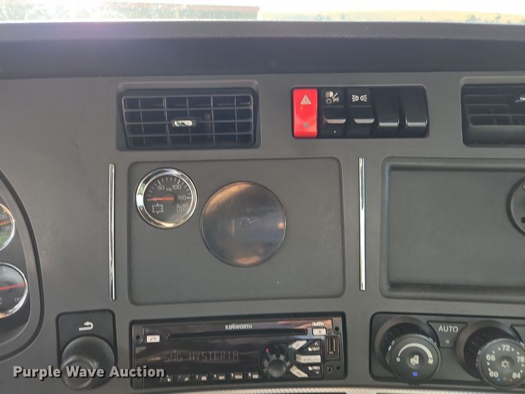 image for item EI4129 2020 Kenworth T680 semi truck