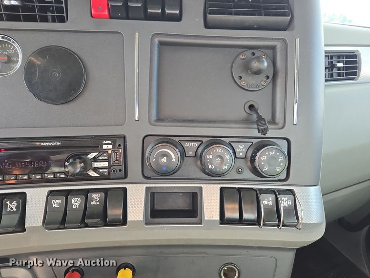 image for item EI4129 2020 Kenworth T680 semi truck