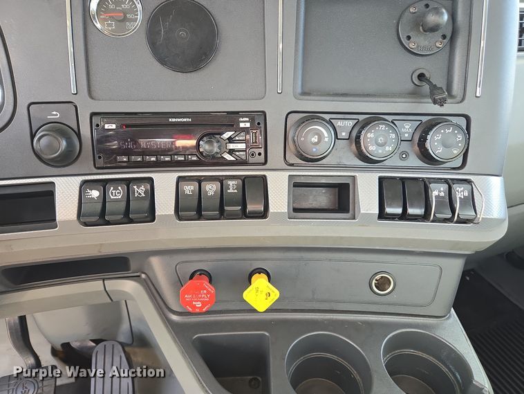 image for item EI4129 2020 Kenworth T680 semi truck