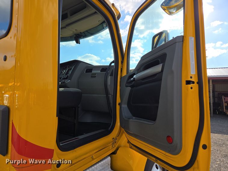 image for item EI4129 2020 Kenworth T680 semi truck