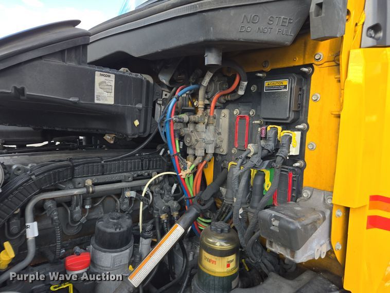 image for item EI4129 2020 Kenworth T680 semi truck