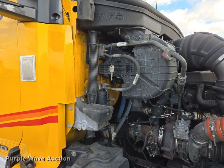 image for item EI4129 2020 Kenworth T680 semi truck