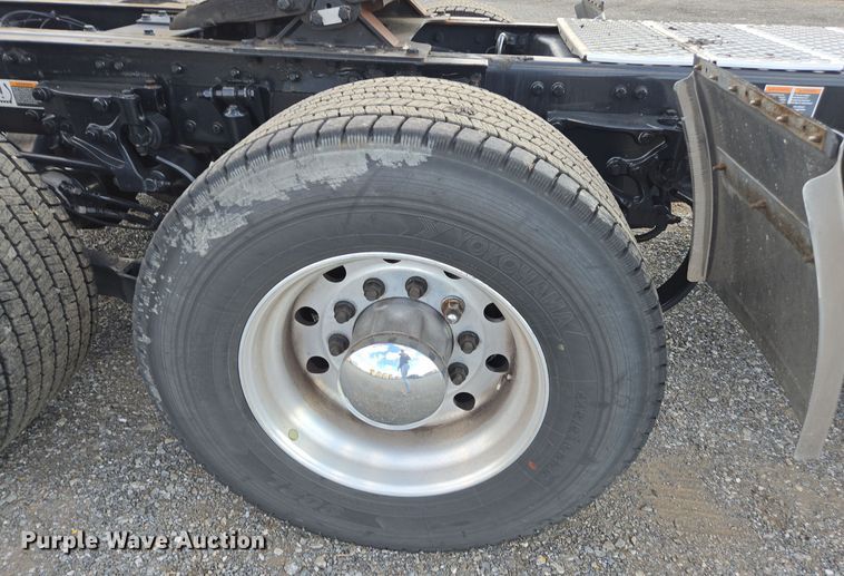 image for item EI4129 2020 Kenworth T680 semi truck